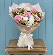 Букет цветов из:  Гвоздики, Орхидеи и Розы в Красногорский Республики Марий Эл